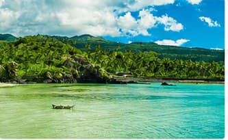 Lagon calme avec reliefs verts aux Comores